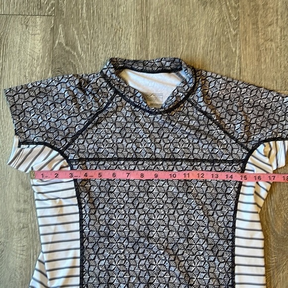 Patagonia Small Short Sleeve Micro Swell Rashguard swim top - Picture 4 of 5